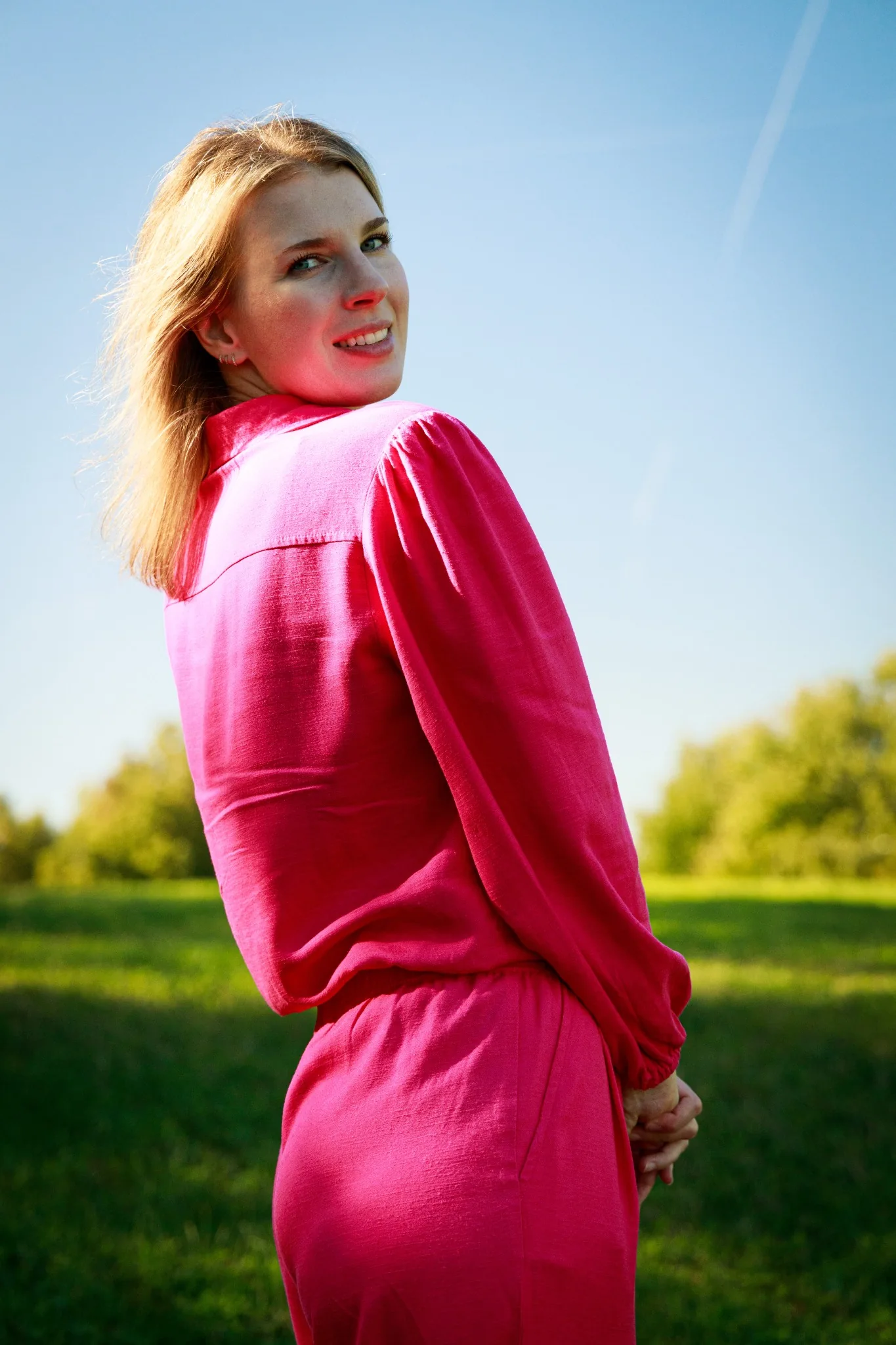 Gabriela Vašáková v růžových šatech, usmívá se do objektivu