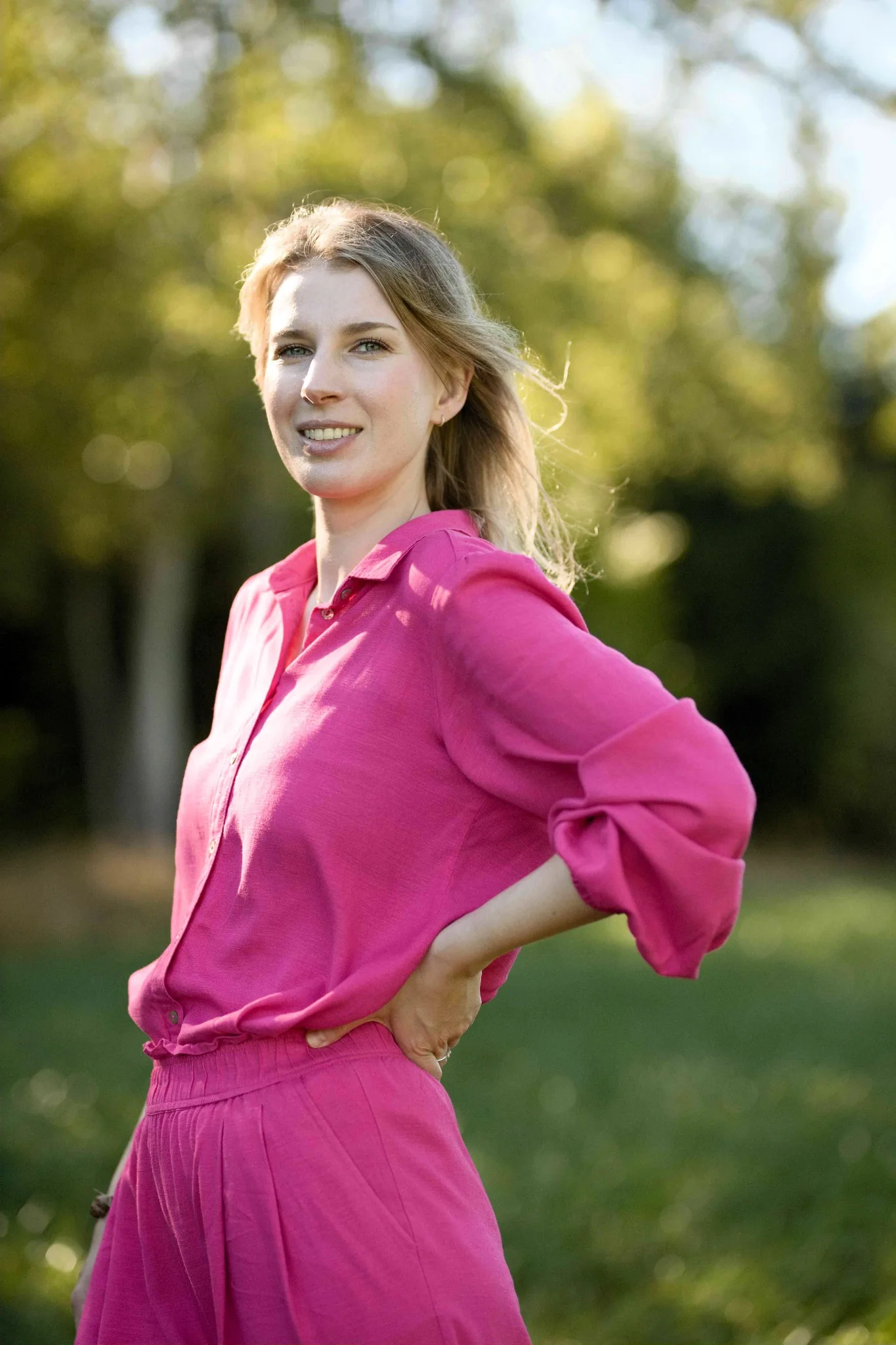 Gabriela venku v růžové košili